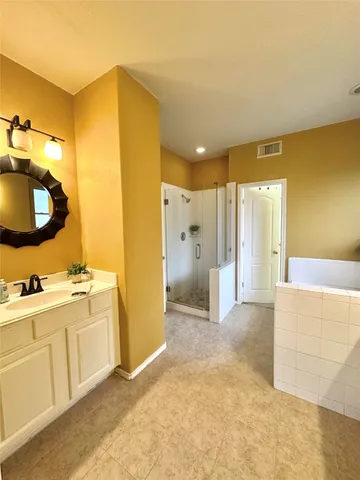 $470,000 | 3911 Clarestone Drive, Pearland, TX 77584