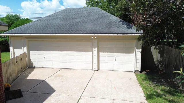 $470,000 | 3911 Clarestone Drive, Pearland, TX 77584