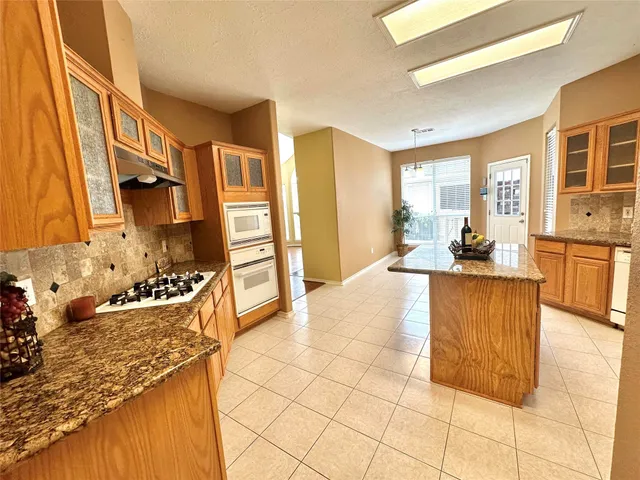 $470,000 | 3911 Clarestone Drive, Pearland, TX 77584