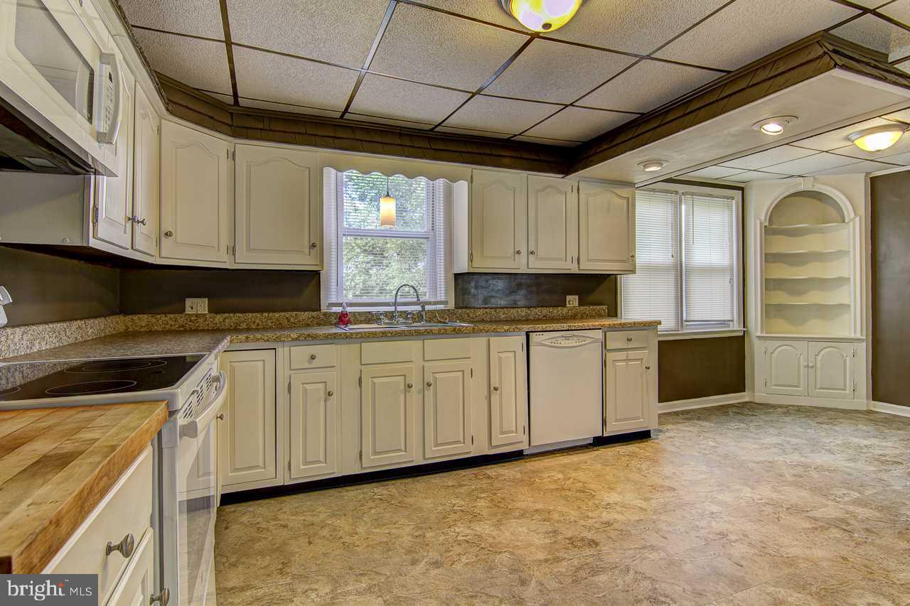 2279 Sunset Lane York, PA 17408 - Photo 7 of 30