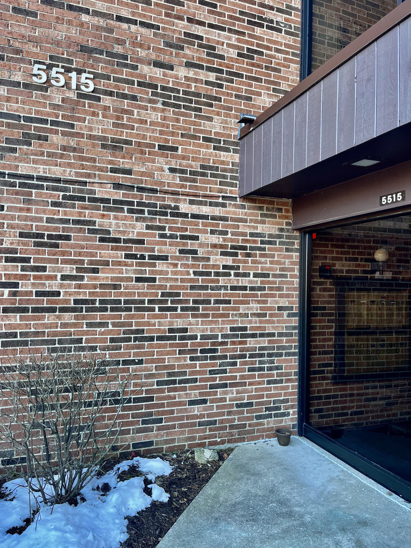 5515 Cromwell Lane, Unit M2 Oak Forest, IL 60452 - Photo 2 of 25 a view of brick wall