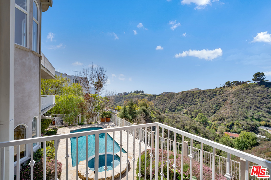 1939 Stradella Road Los Angeles, CA 90077 - Photo 23 of 49