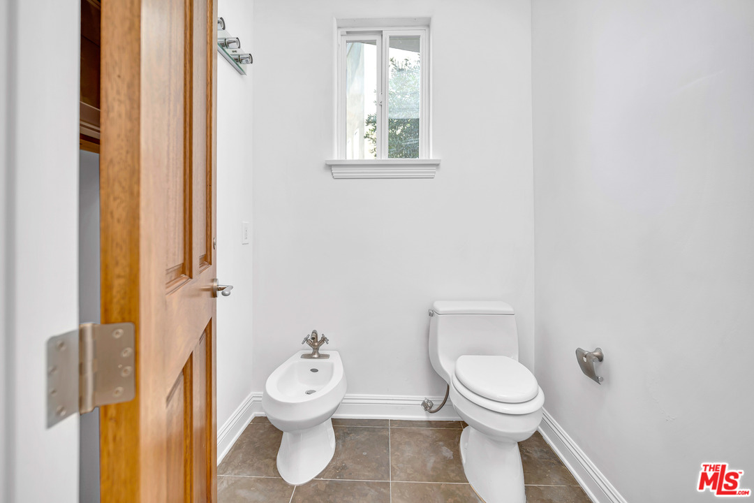 1939 Stradella Road Los Angeles, CA 90077 - Photo 27 of 49