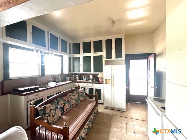206 Hinton Street Three Rivers, TX 78071 - Photo 11 of 34 a kitchen with a appliances a window and a counter top space
