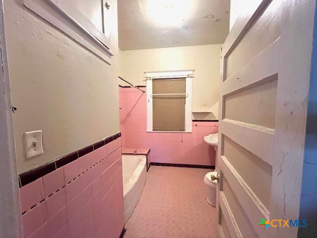 206 Hinton Street Three Rivers, TX 78071 - Photo 20 of 34 a bathroom with a sink a bath tub and a mirror