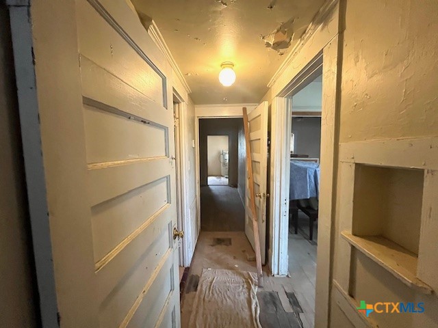 206 Hinton Street Three Rivers, TX 78071 - Photo 25 of 34 a view of hallway with walk in closet