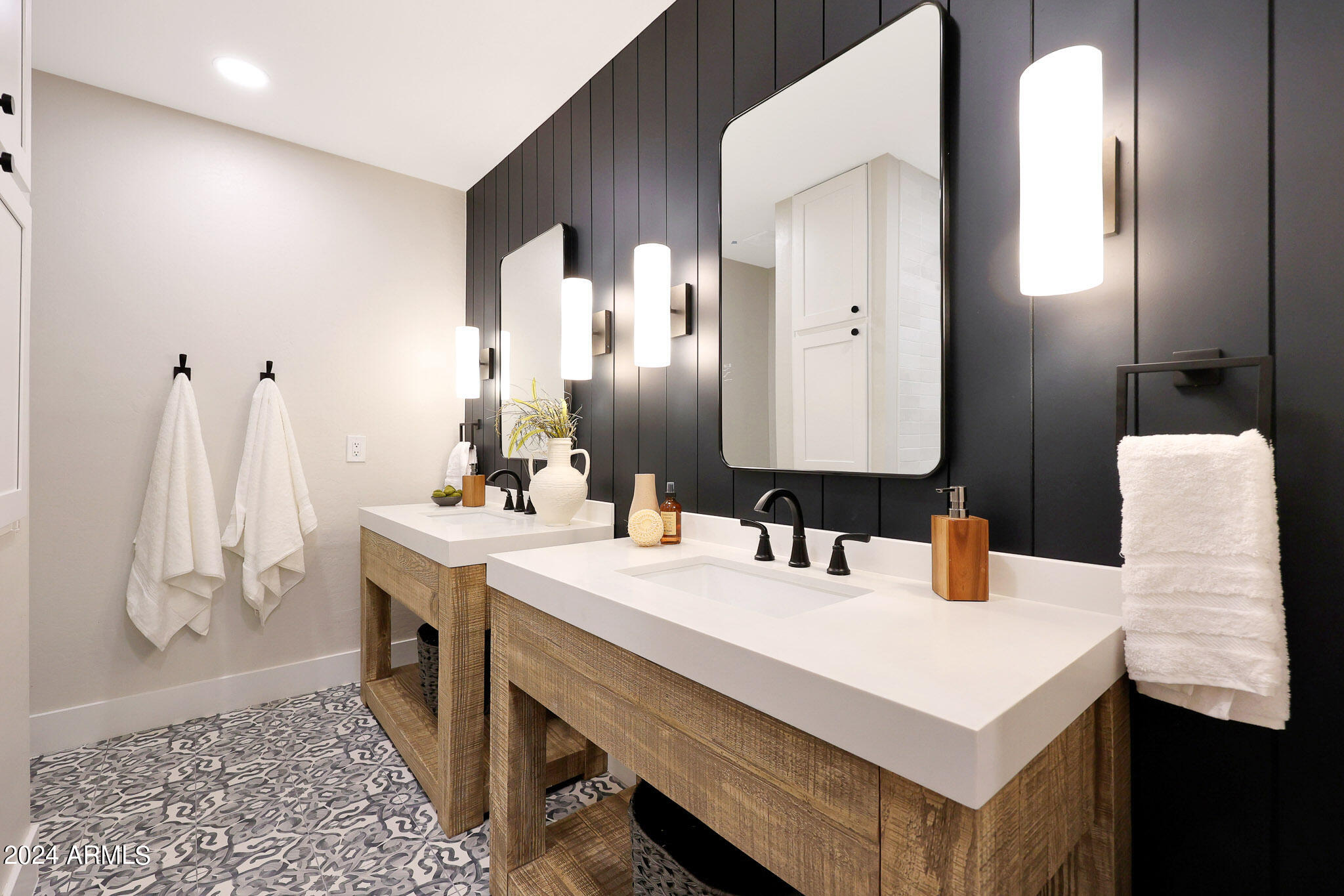 4440 East Camelback Road, Unit 32 Phoenix, AZ 85018 - Photo 40 of 54 a room with a table chairs and a kitchen view