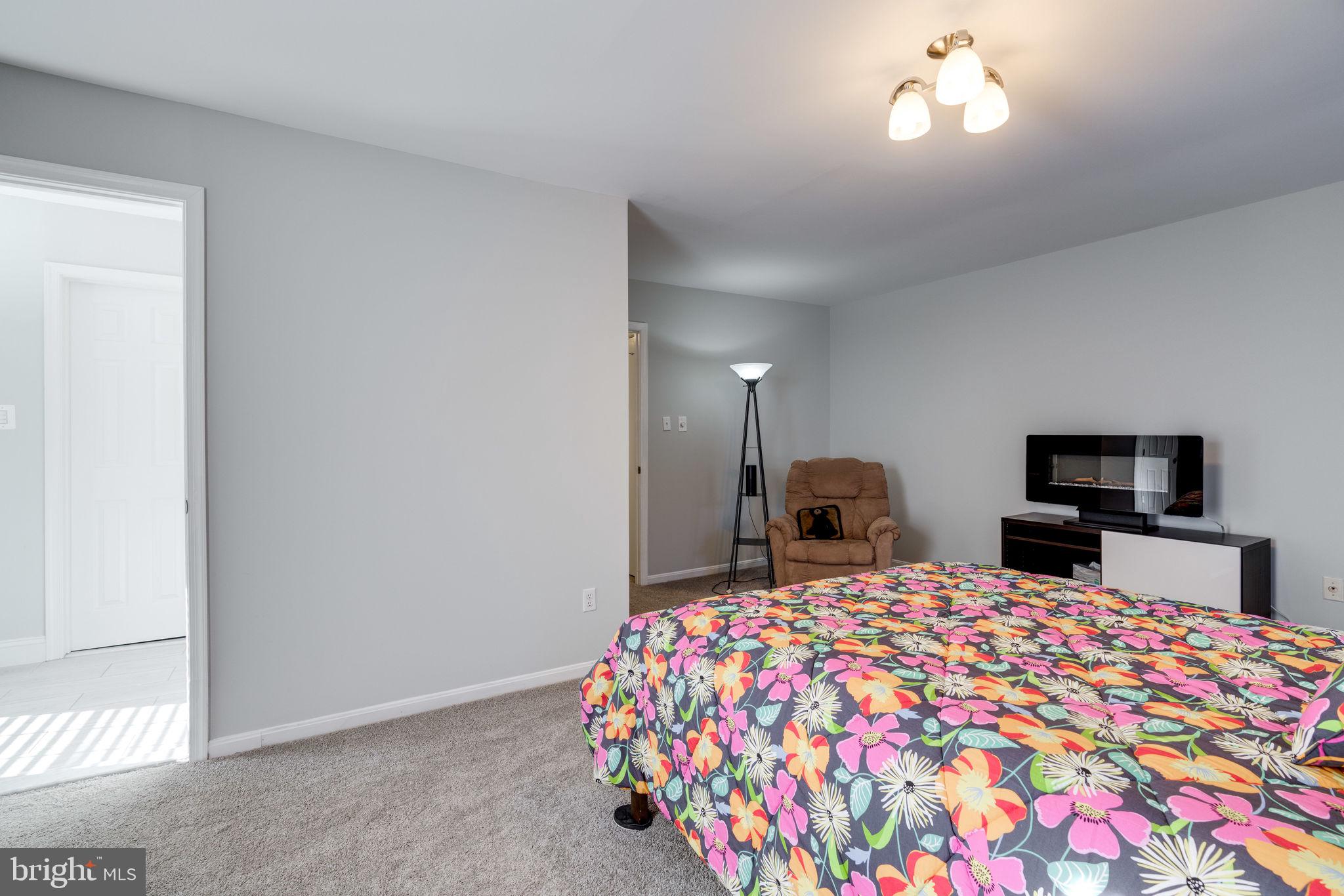 7909 Treeside Court Springfield, VA 22152 - Photo 20 of 35 Sitting area in primary room