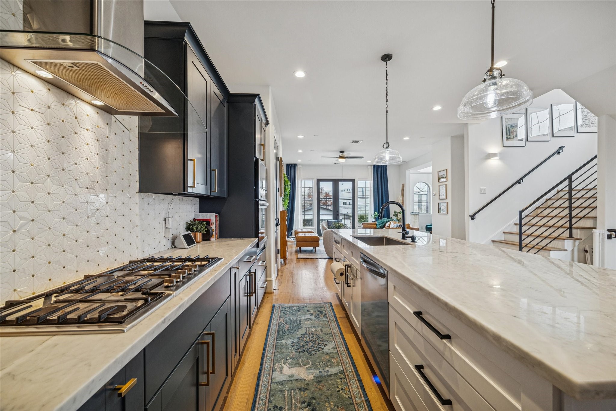 1614 Sampson Street Houston, TX 77003 - Photo 10 of 32 Perfect for a family that loves to cook!
