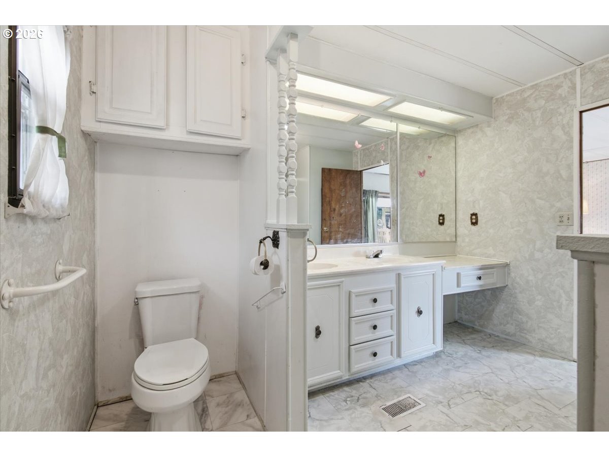5422 Portland Road Northeast, Unit 104 Salem, OR 97305 - Photo 20 of 40 Bathroom, Attached