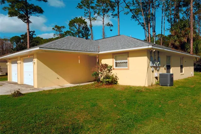 a view of back yard of the house