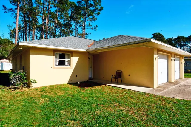 a view of a backyard