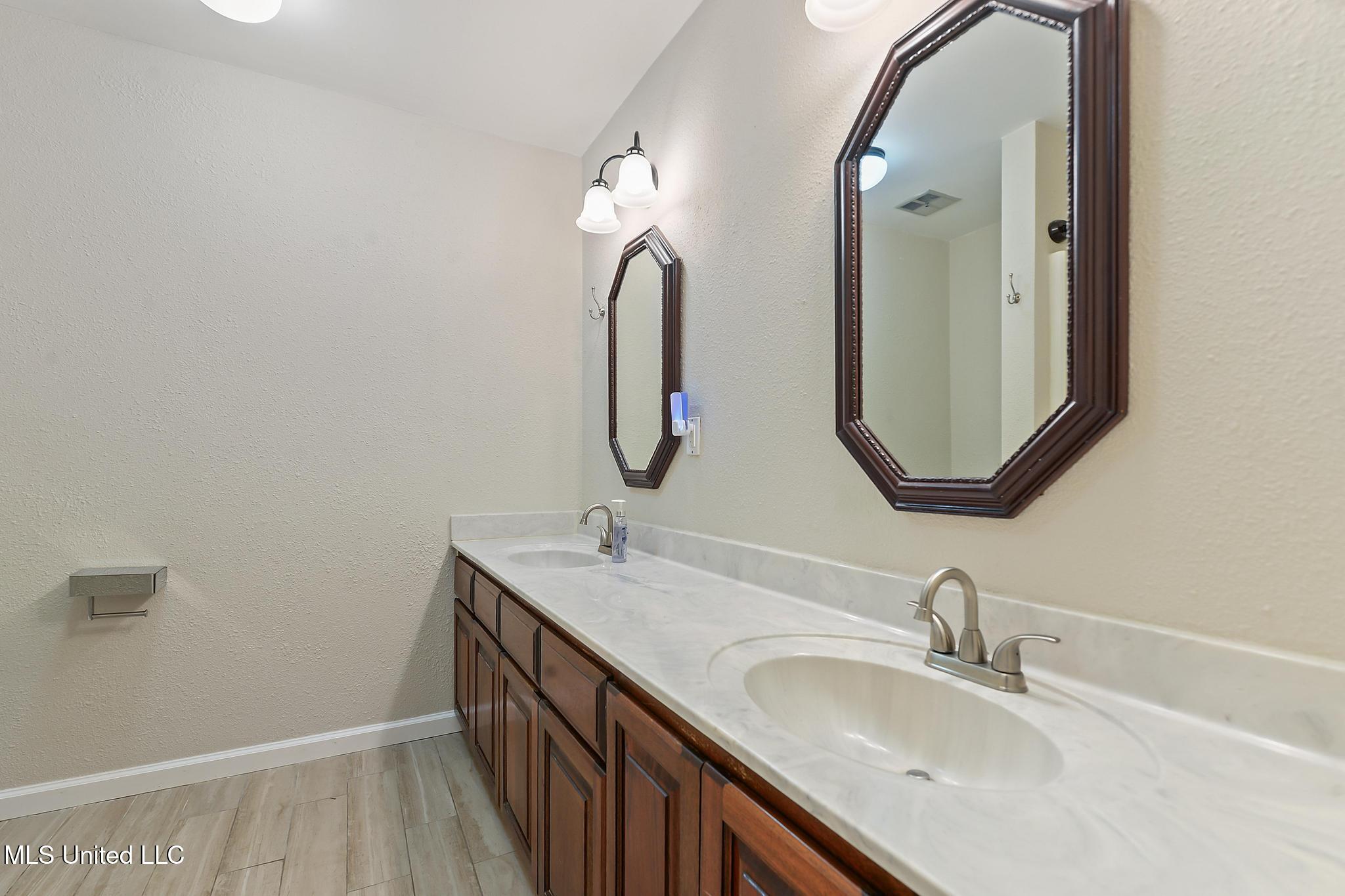 105 Reynolds Circle Ocean Springs, MS 39564 - Photo 19 of 39 017