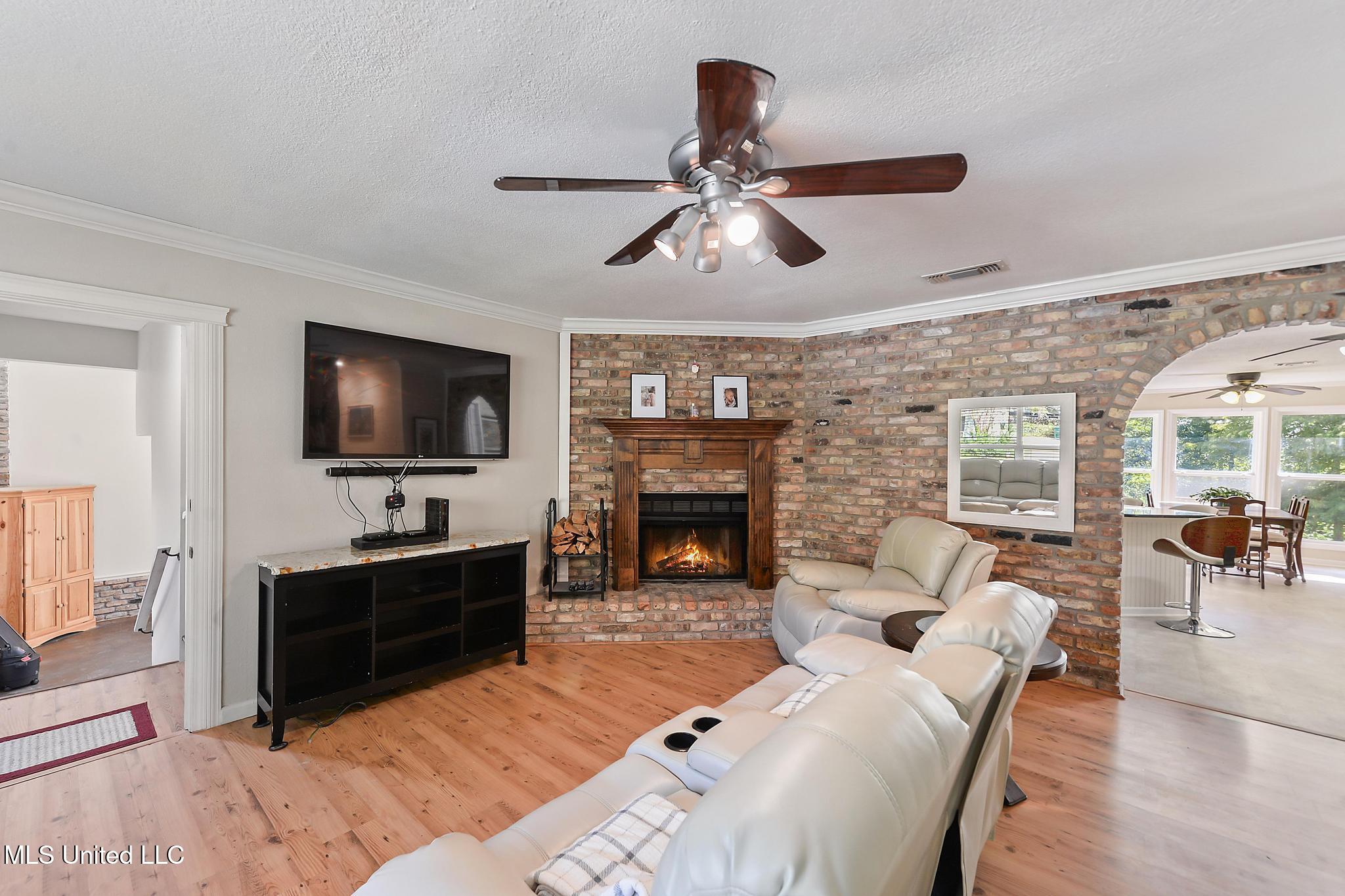 105 Reynolds Circle Ocean Springs, MS 39564 - Photo 5 of 39 005