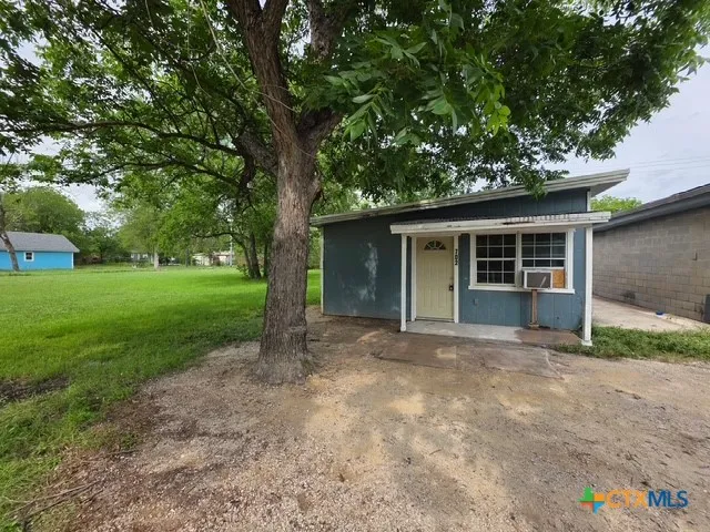 a view of a house with backyard and garden
