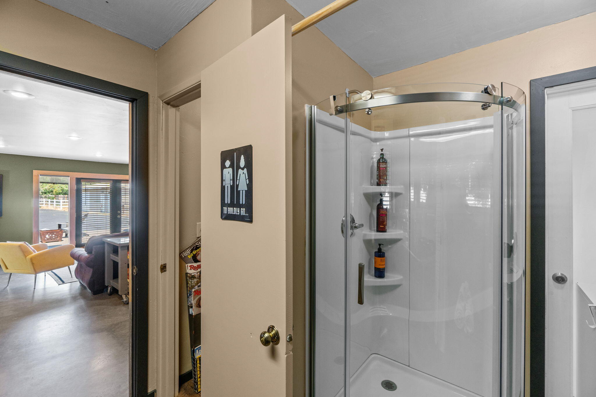 19460 Rudi Road Bend, OR 97703 - Photo 23 of 44 3rd full bathroom accessible by the Studio