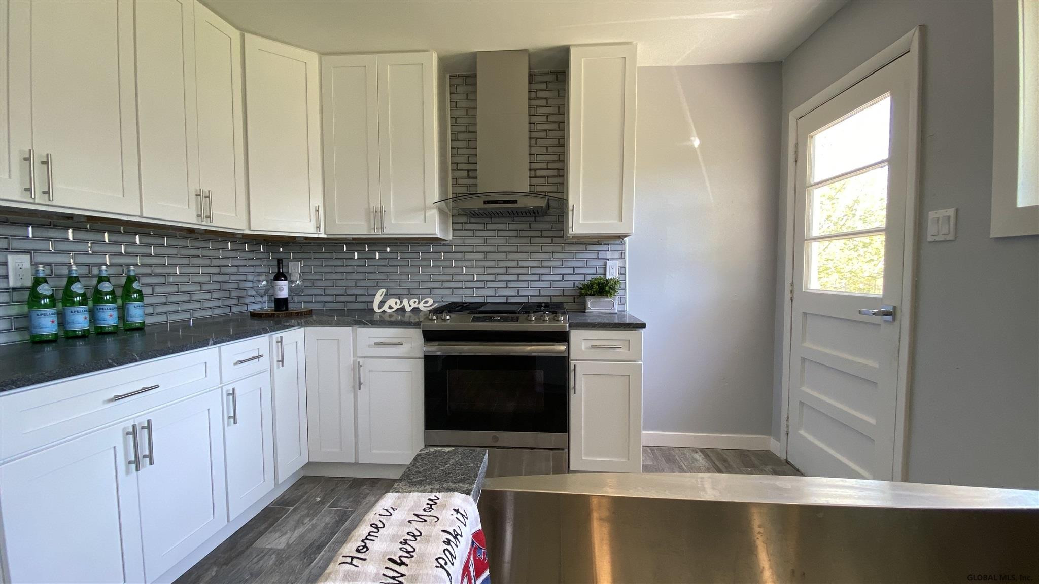 33 Hunting Road Colonie, NY 12205 - Photo 8 of 31 Photo 8