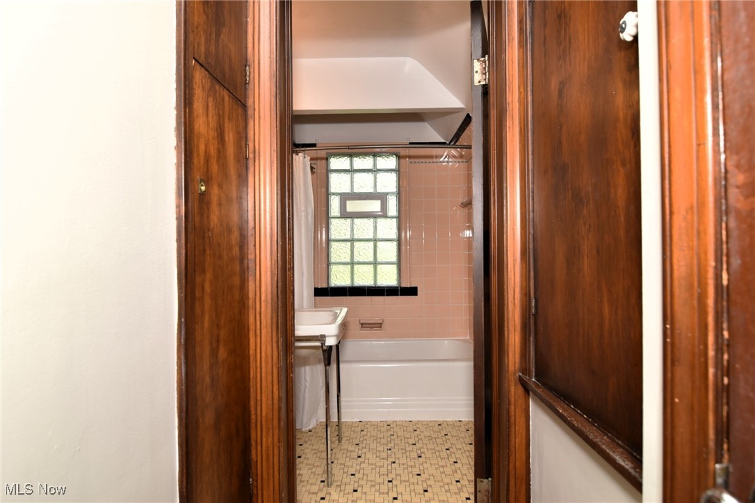 2636 Queenston Road Cleveland Heights, OH 44118 - Photo 28 of 45 Upstairs Hall with Full Bath