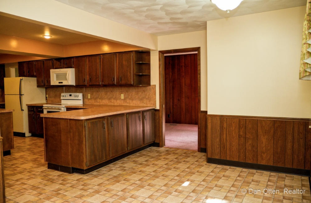 2530 Bedford Road Lansing, MI 48911 - Photo 17 of 46 Eating and Kitchen Area