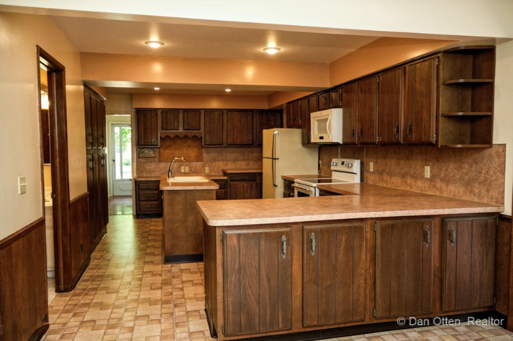 2530 Bedford Road Lansing, MI 48911 - Photo 18 of 46 Kitchen