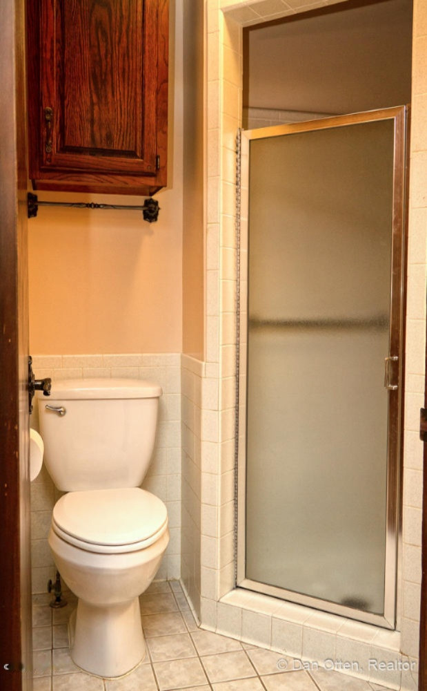 2530 Bedford Road Lansing, MI 48911 - Photo 24 of 46 Main Floor Bath v2