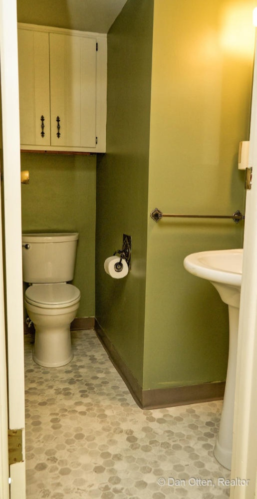 2530 Bedford Road Lansing, MI 48911 - Photo 27 of 46 Main floor half bath