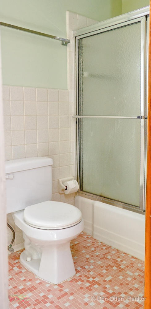 2530 Bedford Road Lansing, MI 48911 - Photo 33 of 46 Upstairs Full Bath v2