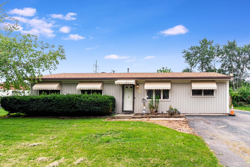 26 Saugatuck Road Montgomery, IL 60538 - Photo 1 of 15 a front view of a house with a garden