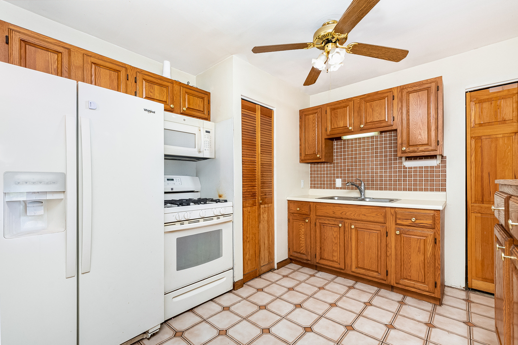 26 Saugatuck Road Montgomery, IL 60538 - Photo 4 of 15 a kitchen with stainless steel appliances a stove a sink and a refrigerator