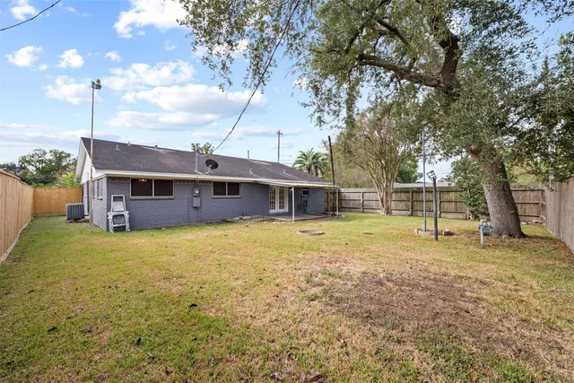 a view of a house with a backyard