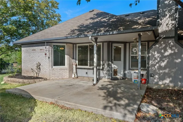 a view of a house with backyard