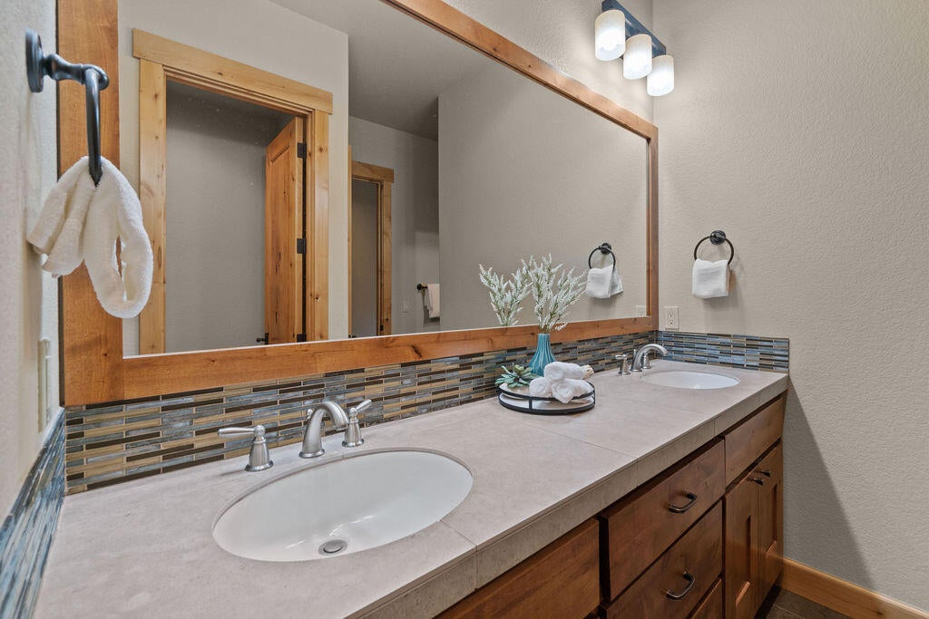 60511 Snap Shot Loop Bend, OR 97702 - Photo 11 of 34 Primary Bath - Main Level