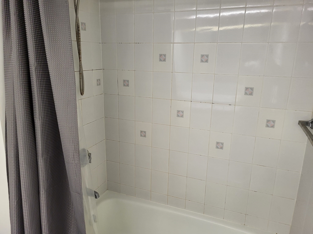 35 Walden Street, Unit 3B Cambridge, MA 02140 - Photo 17 of 39 a bathroom with a bathtub