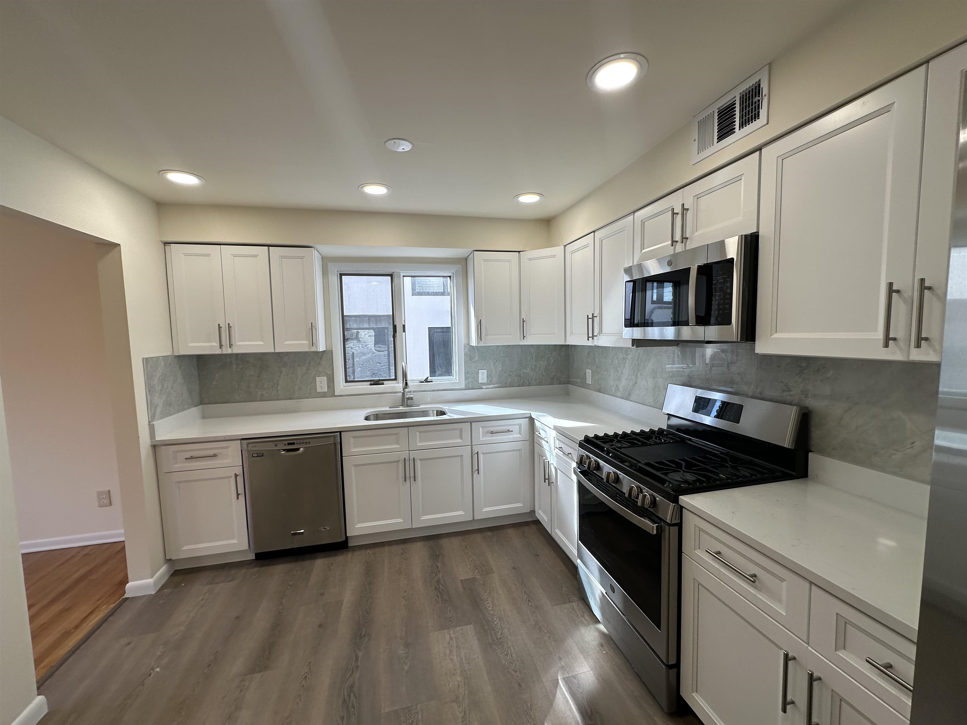 407 Jane Street, Unit 1 Fort Lee, NJ 07024 - Photo 5 of 20