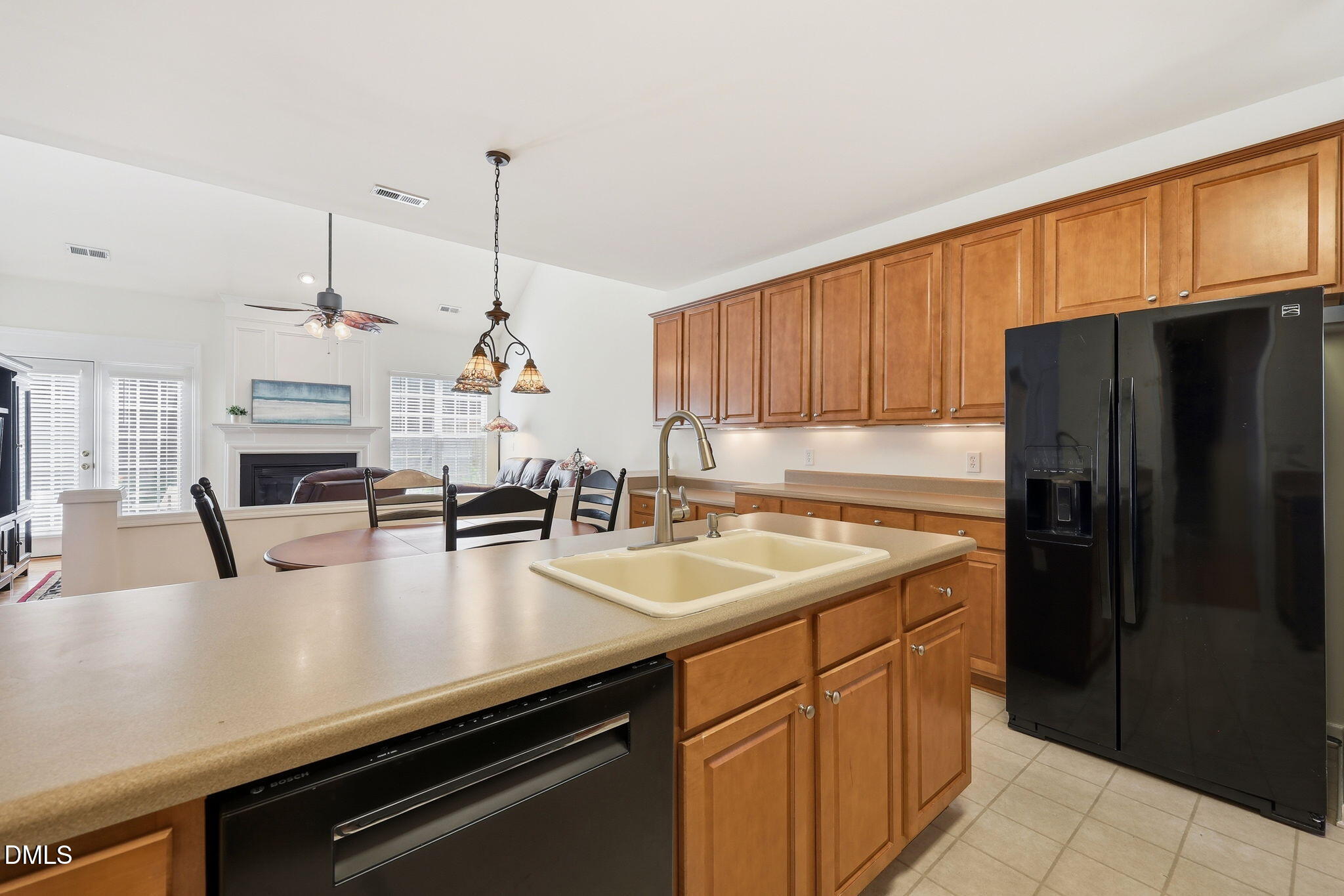 17-web-or-mls-IMG_4729 Kitchen to LR