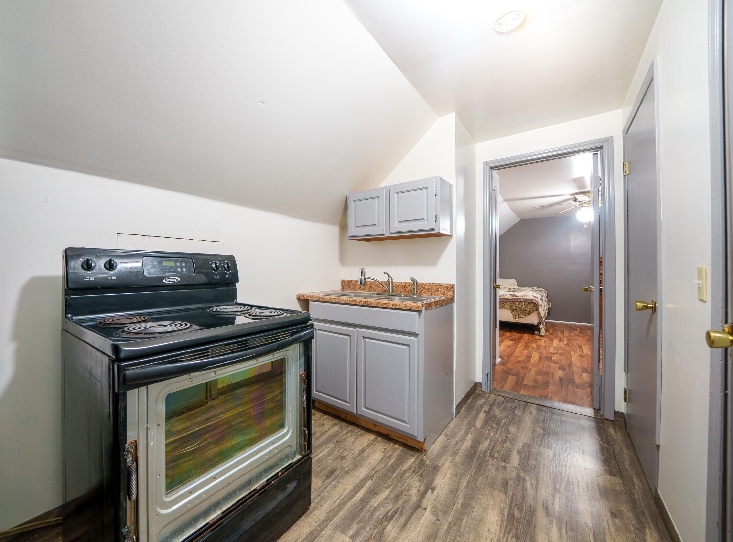 1752 Barnes Road Muskegon, MI 49442 - Photo 21 of 46 15. Upstairs Hall 1-1