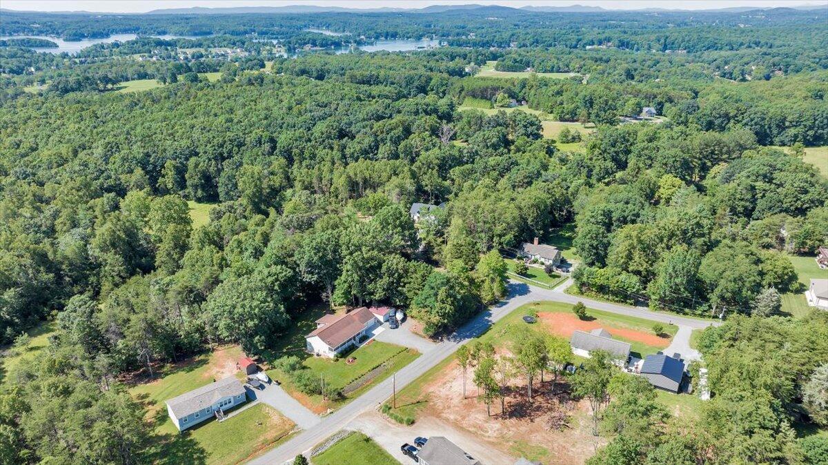 95 Stripers Landing Road Moneta, VA 24121 - Photo 15 of 27 13-DJI_20250620084111_0011_D_MIB