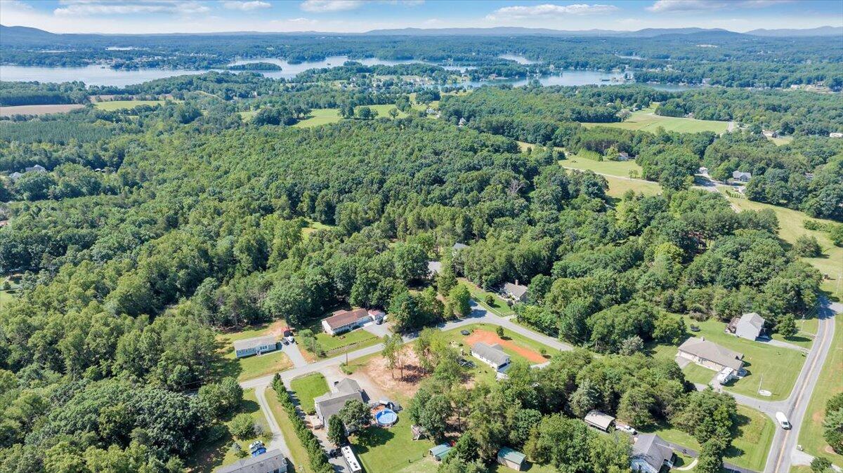 95 Stripers Landing Road Moneta, VA 24121 - Photo 4 of 27 30-DJI_20250620084749_0029_D_MIB