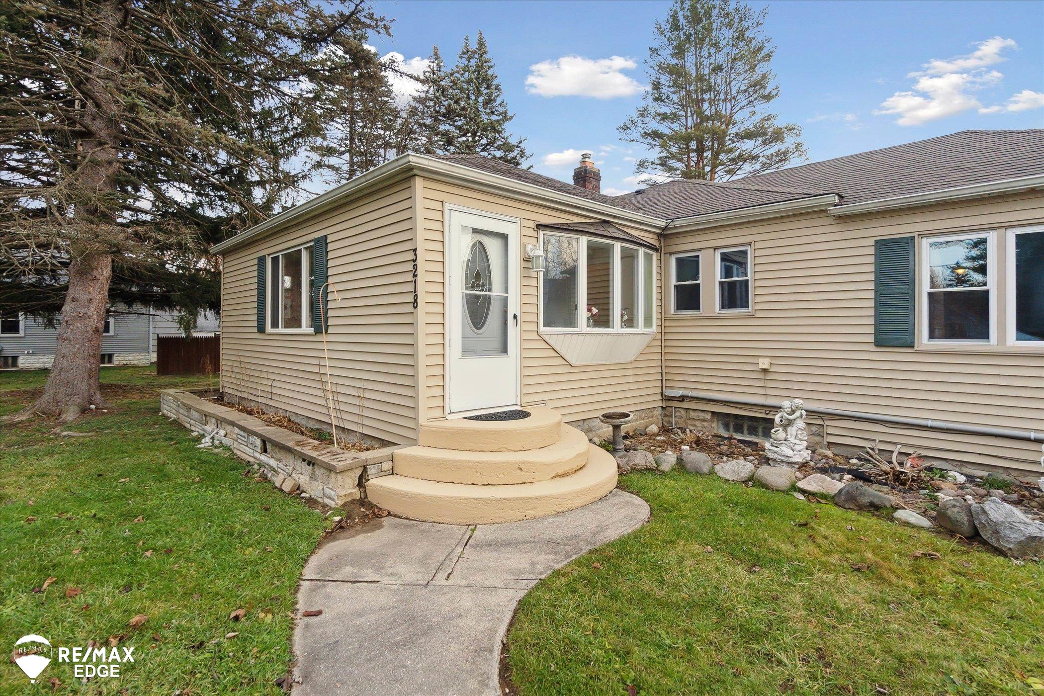 3218 North Center Road Flint, MI 48506 - Photo 4 of 34 50163928-8786d0fd-39c4-489b-8c1d-e1e13c99be2c.JPG