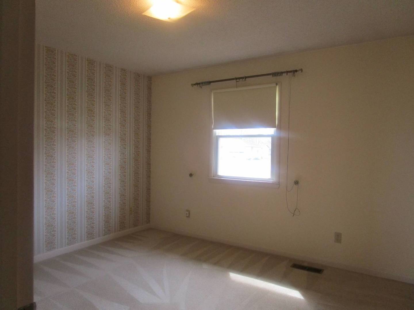 306 College Boulevard Carmi, IL 62821 - Photo 13 of 23 an empty room with a window