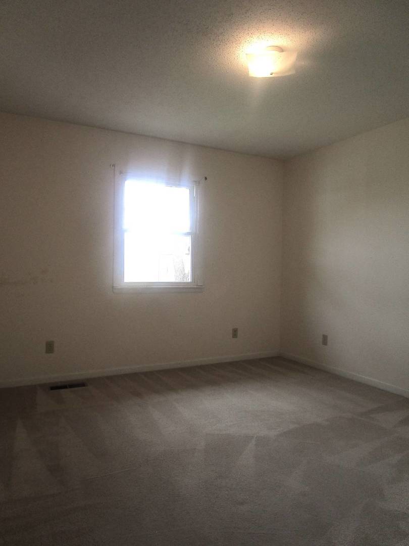 306 College Boulevard Carmi, IL 62821 - Photo 16 of 23 an empty room with a window
