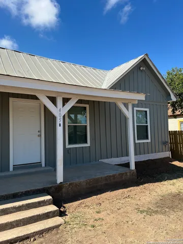$1,200 | 405 West Sabinal Street, Unit A, Uvalde, TX 78801