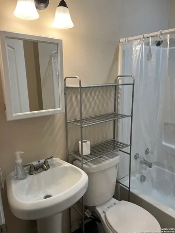 $1,200 | 405 West Sabinal Street, Unit A, Uvalde, TX 78801