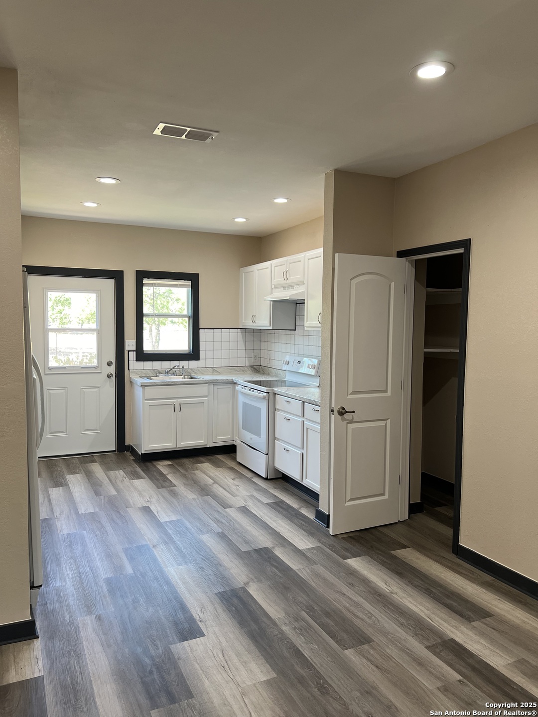 405 West Sabinal Street, Unit A Uvalde, TX 78801 - Photo 2 of 21