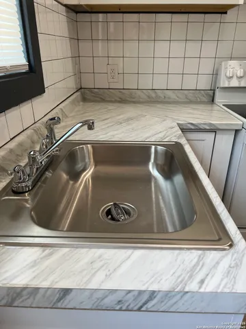 $1,200 | 405 West Sabinal Street, Unit A, Uvalde, TX 78801