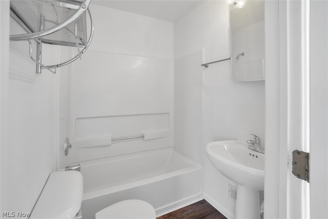 622 Literary Road Cleveland, OH 44113 - Photo 23 of 24 Second BR ensuite BA