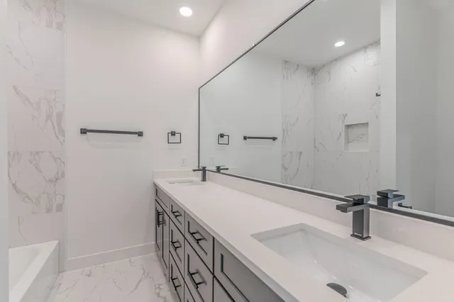 $2,700 | 7707 Inwood Grv Lane, Houston, TX 77088