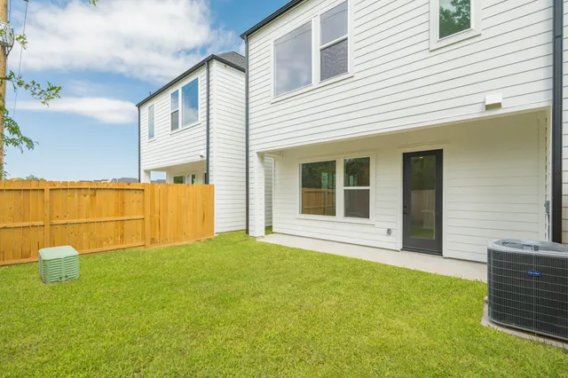 $2,700 | 7707 Inwood Grv Lane, Houston, TX 77088