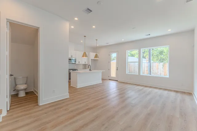 $2,700 | 7707 Inwood Grv Lane, Houston, TX 77088