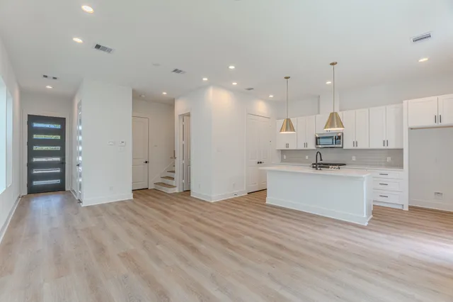 $2,700 | 7707 Inwood Grv Lane, Houston, TX 77088